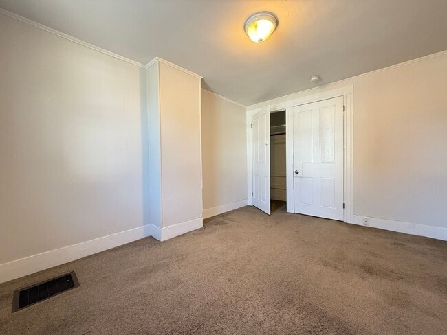 Building Photo - 208 Main St