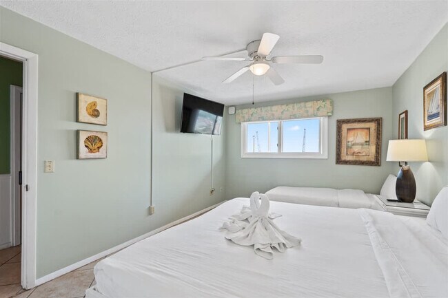 Building Photo - 8743 Thomas Dr