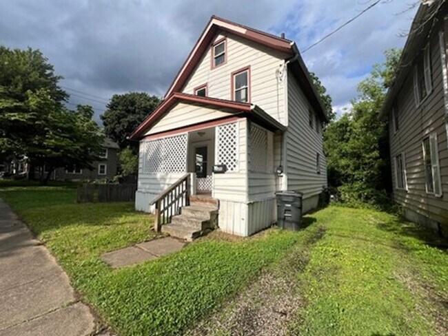 Building Photo - Charming 3 bedroom house
