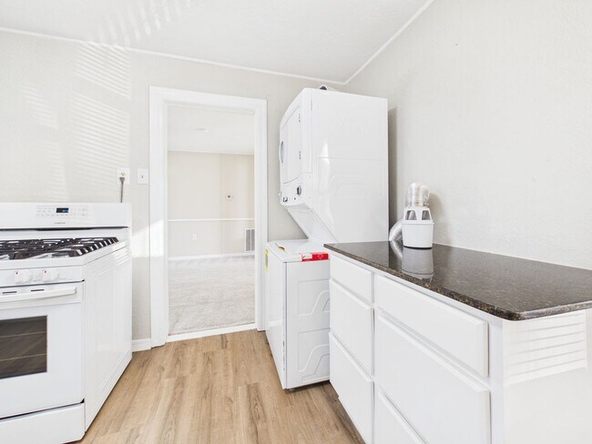 Building Photo - 1307 NW Maple Ave