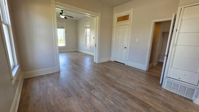 Building Photo - 145 N Kealy Ave