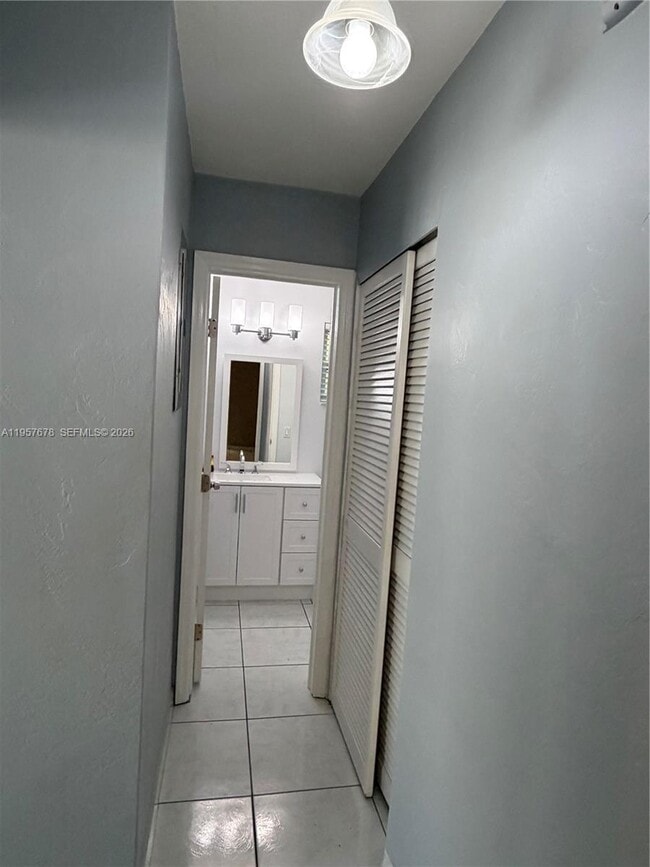 Building Photo - 1301 N 12th Ct