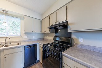 Building Photo - Oakdale Square Apartments and Townhomes