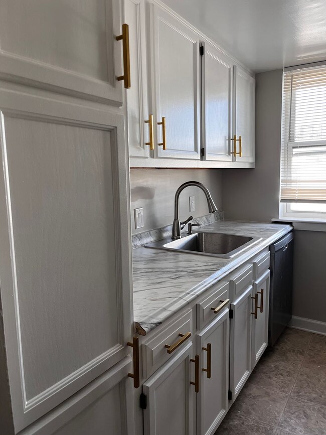 Building Photo - NEWLY AVAILABLE - RENOVATED 2 BR UNIT IN T...