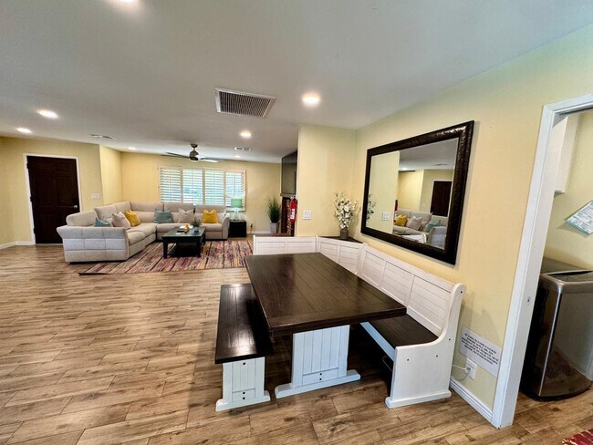 Building Photo - 8238 E Vista Dr