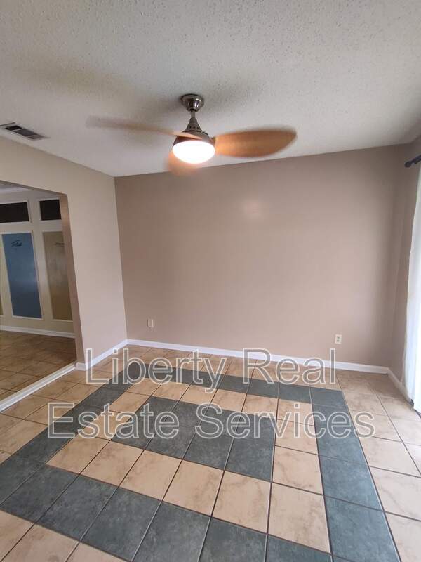 Building Photo - 709 Edgewood Ct
