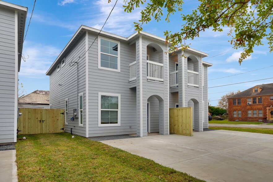 Building Photo - 21 Latham