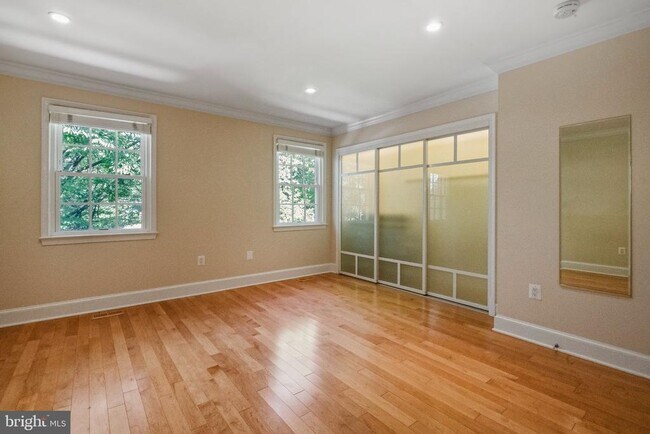 Building Photo - 3217 Sutton Pl NW