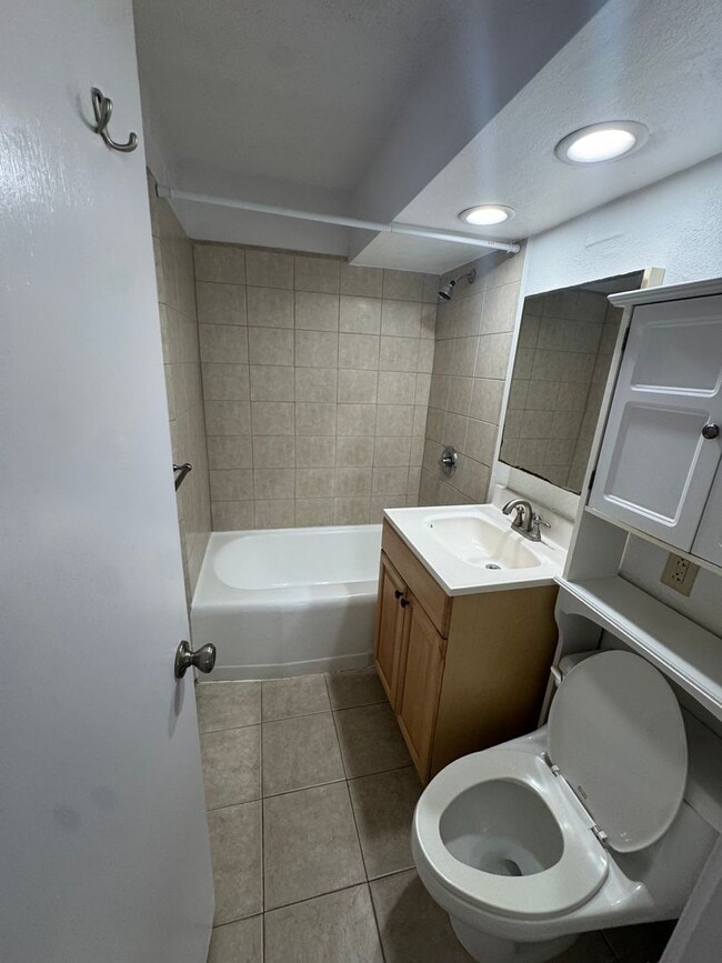 Building Photo - 1 Bed 1 Bath with parking near Diamond Head