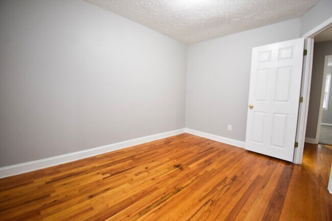 Building Photo - 3 Bedroom 1.5 Bathroom- no pets