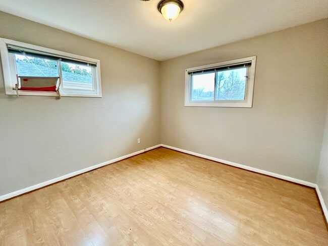 Building Photo - 3 Bedroom! Available Now! - January FREE!!