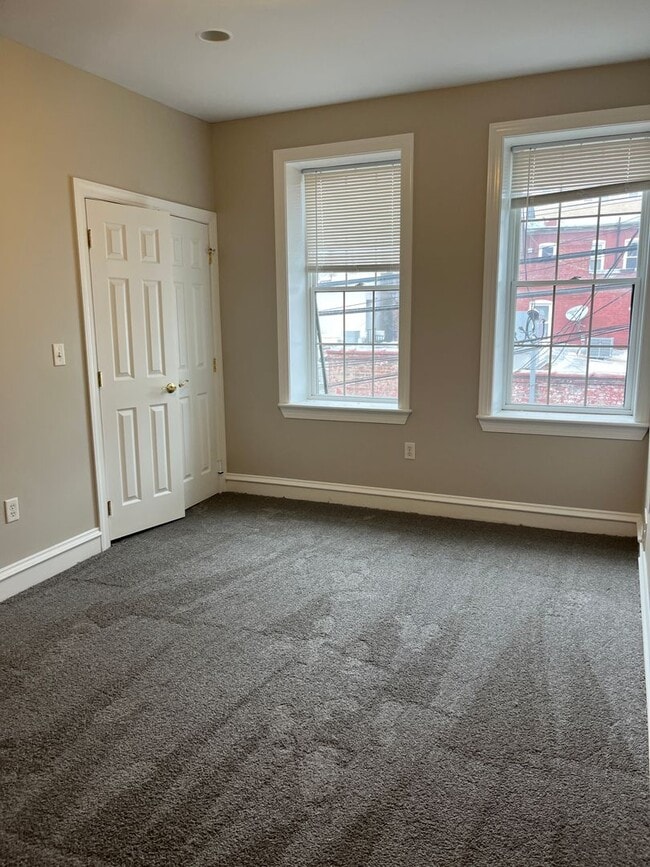 Building Photo - Spacious 4 Bedroom House in Southside Flats!