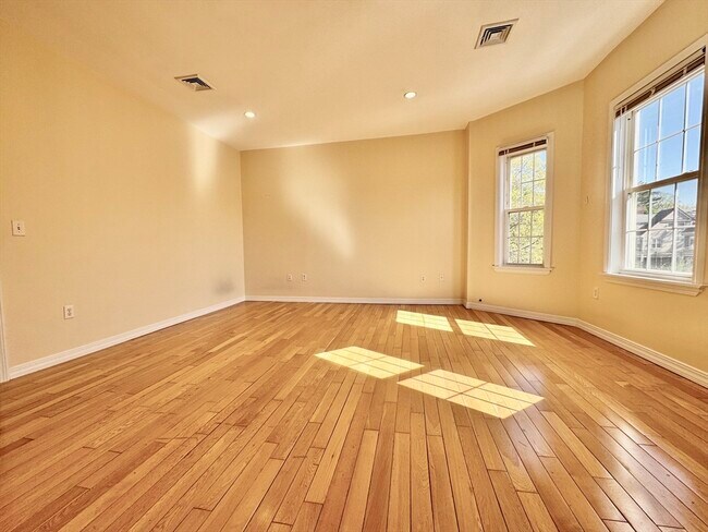 Building Photo - 22 Elmore St