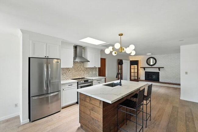 Building Photo - Totally remodeled home in prime Tempe Loca...