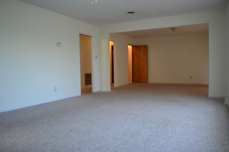 Building Photo - 8074 Rolling Hills Dr