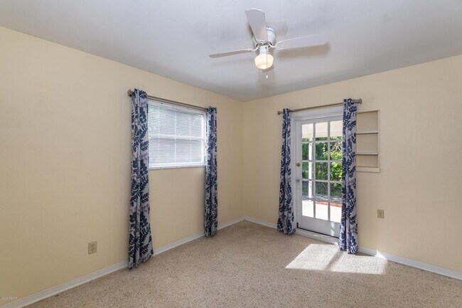 Building Photo - 136 Valencia Dr