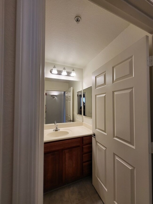 Building Photo - Unfurnished Resort Like Condo available No...