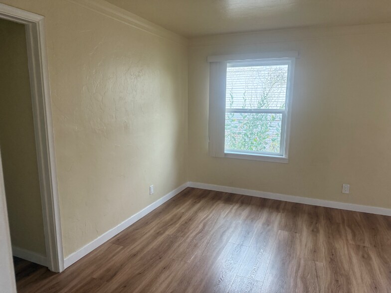 Building Photo - 216 E 108th St