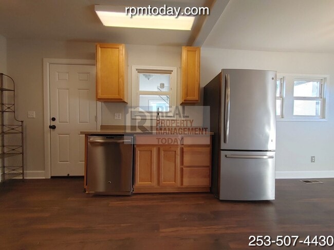 Building Photo - Charming 2 Bedroom with Bonus Loft!