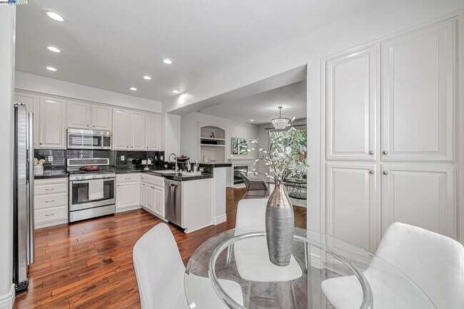 Building Photo - 260 Abigail Cir