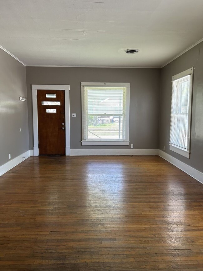 Building Photo - Large 3 bedroom 1 bath steps away from PSU Campus!!