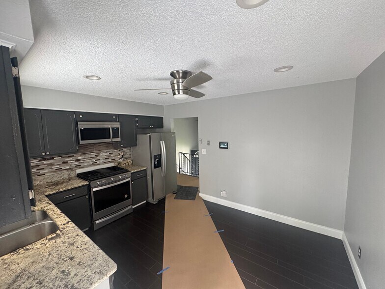 Building Photo - 3028 Quinby Dr