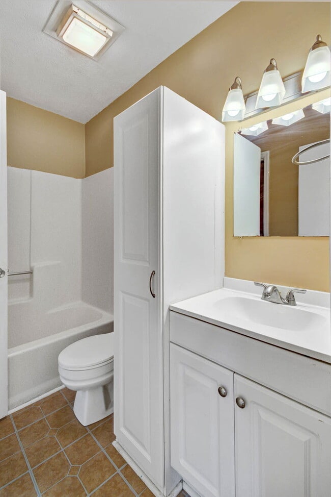 Building Photo - 2318 Applebee Way