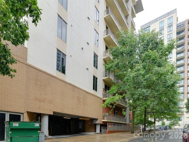 Building Photo - 701 Royal Ct