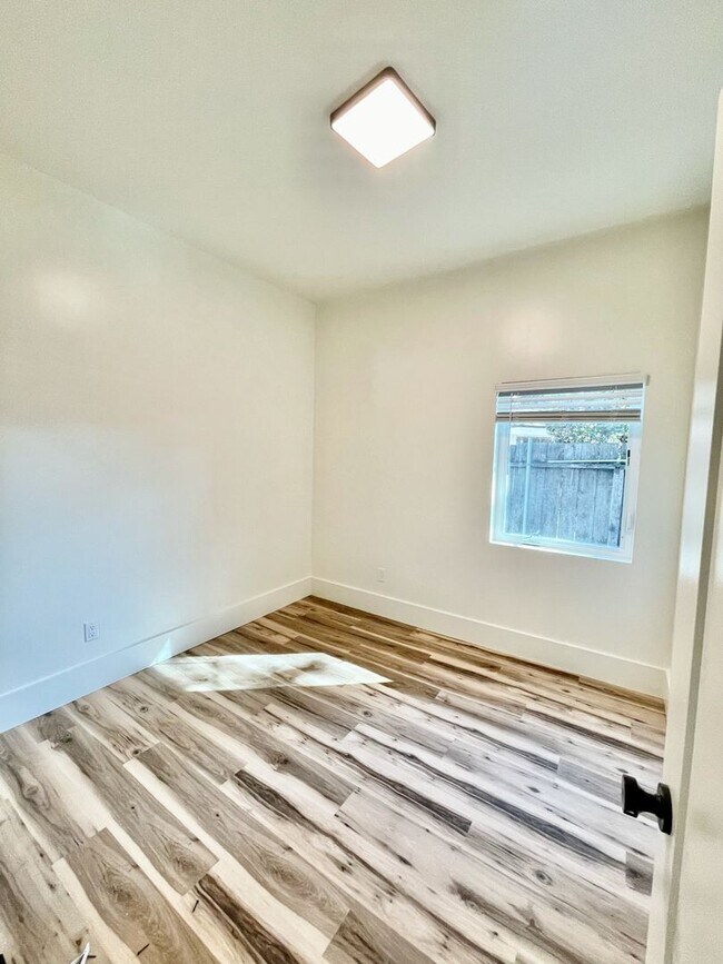 Building Photo - 2 bedroom/1 Bathroom - Isla Vista