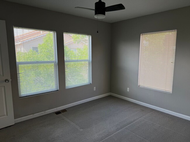 Building Photo - Great Location Near Altura Park