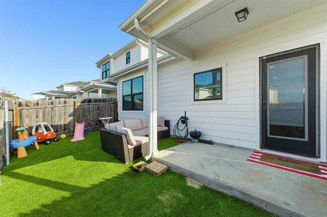 Building Photo - 159 Threshing Rd