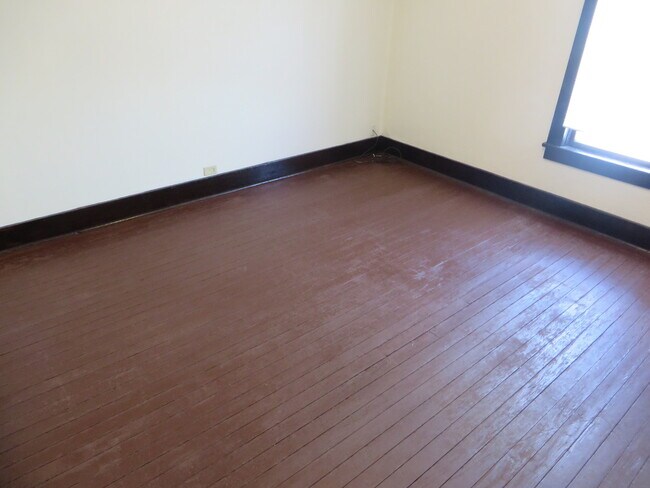 Building Photo - Large Three Bedroom, 1.5 Bathroom Home hal...