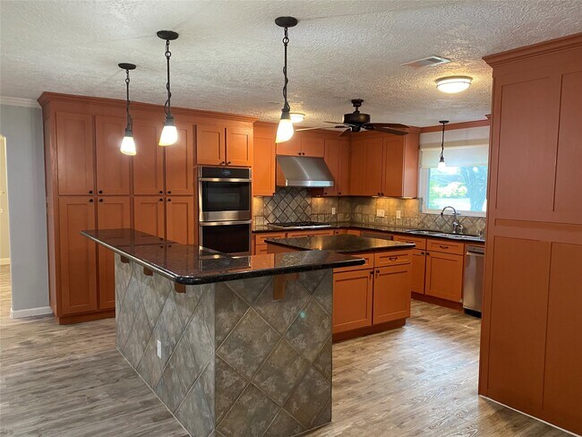 Building Photo - 9614 Greenwillow Dr