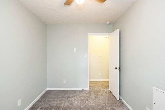 Building Photo - Move-in Ready One Level Home Walkable to C...