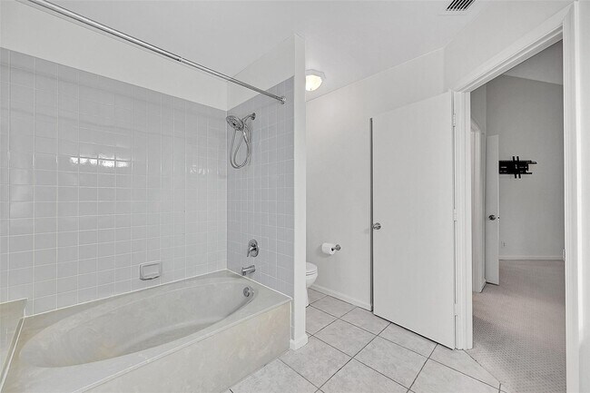 Building Photo - 1002 NW 105th Way