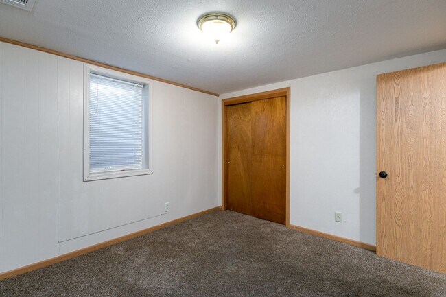 Building Photo - #6 Bedroom House with Awesome Yard Plus Ga...