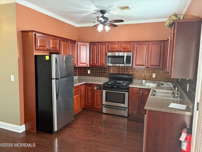 Building Photo - 201 Riviera Dr
