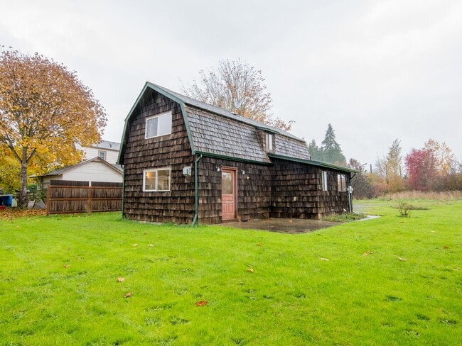 Building Photo - Adorable 2-bdrm/2-bath barn conversion home off River Road—Rural feel, close to everything