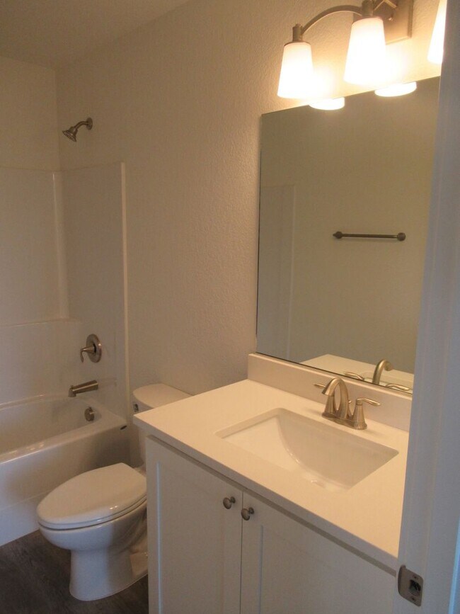 Building Photo - Newer Three Bedroom Duplex