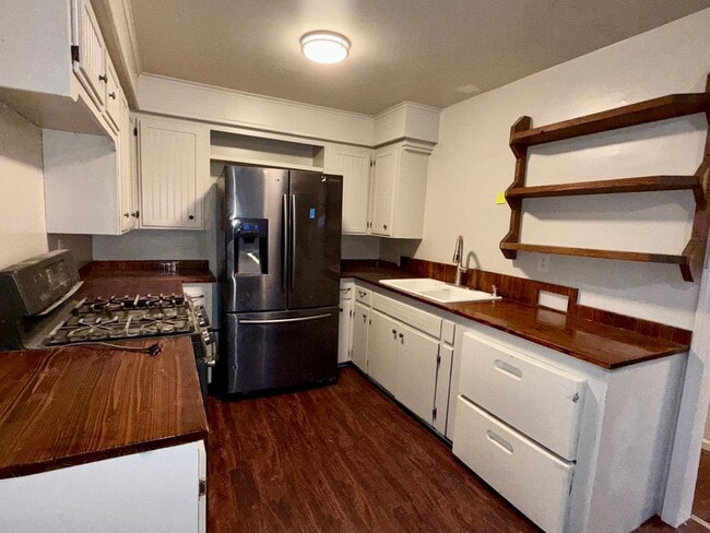 Building Photo - Freshly Painted 4 Bedroom Bungalow/ Vouche...