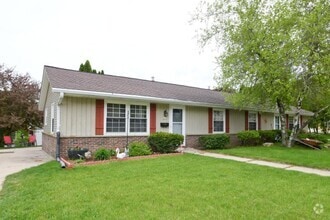 Building Photo - 1117-1119 Green Tree Rd.