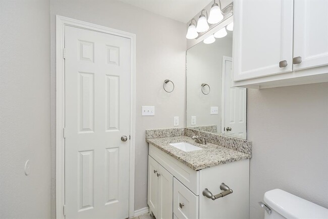 Building Photo - 946 Oak Falls Dr