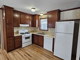 Building Photo - 419 Elmwood Cir