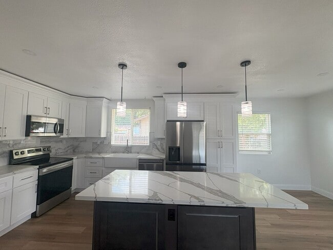 Building Photo - Available NOW Recently Renovated 3BR/3BA Home with Modern Finishes & Spacious Backyard Near Downt...