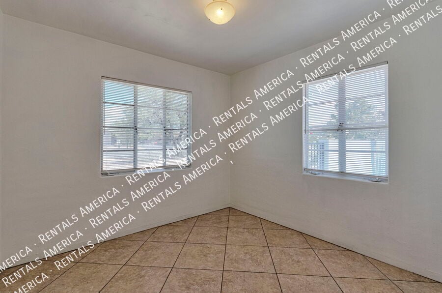 Building Photo - 3733 N Mountain Ave