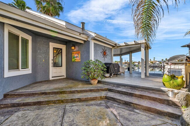 Building Photo - INCREDIBLE LOCATION... END OF CUL DE SAC WITH OVER 100 FEET ON WATER... MARVELOUS DOCK AND DECK W...