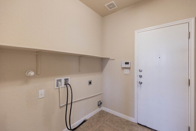 Building Photo - 3534 York Crest