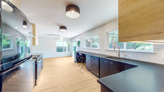 Building Photo - 1321 Lasuen Dr