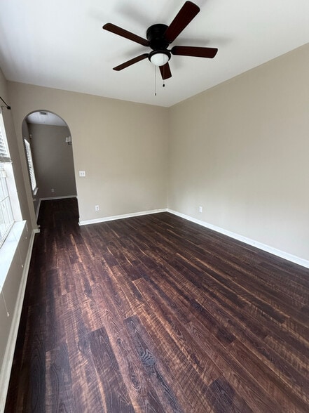 Building Photo - 1811 Deer Valley Ln
