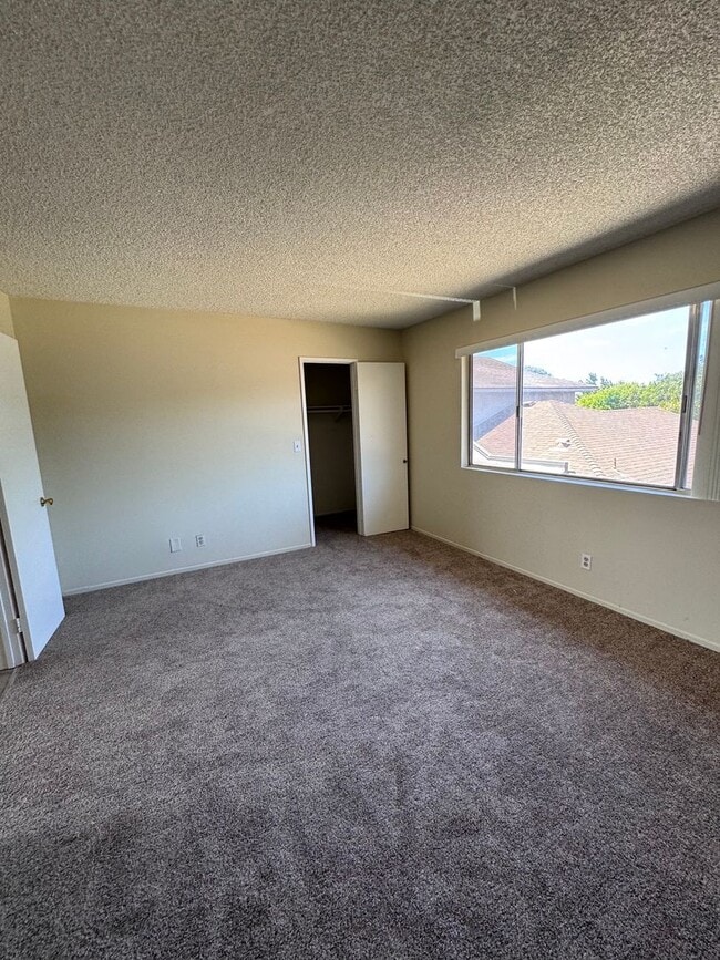 Building Photo - 2 Bedroom 1.5 Bath Attached unit available